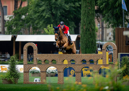 Speed and Precision in the First Qualifier Presented by Range Rover